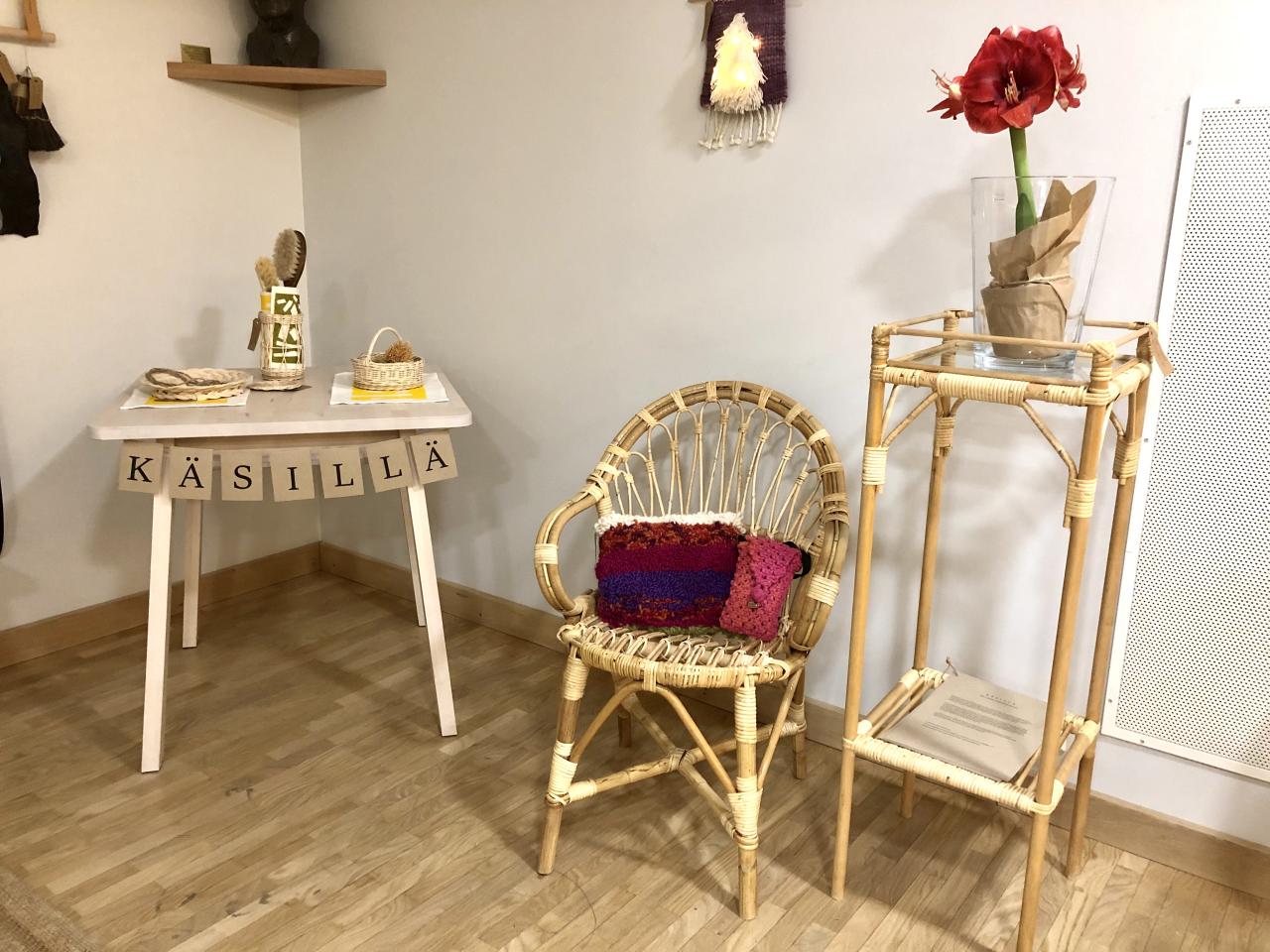 Rottinkituoli ja -kukkapylväs sekä tekstiilipientuotteita esillä kurssityönäyttelyssä Iiriksessä.